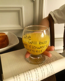 Talpas üvegpohár She will buy the flowers herself felirattal