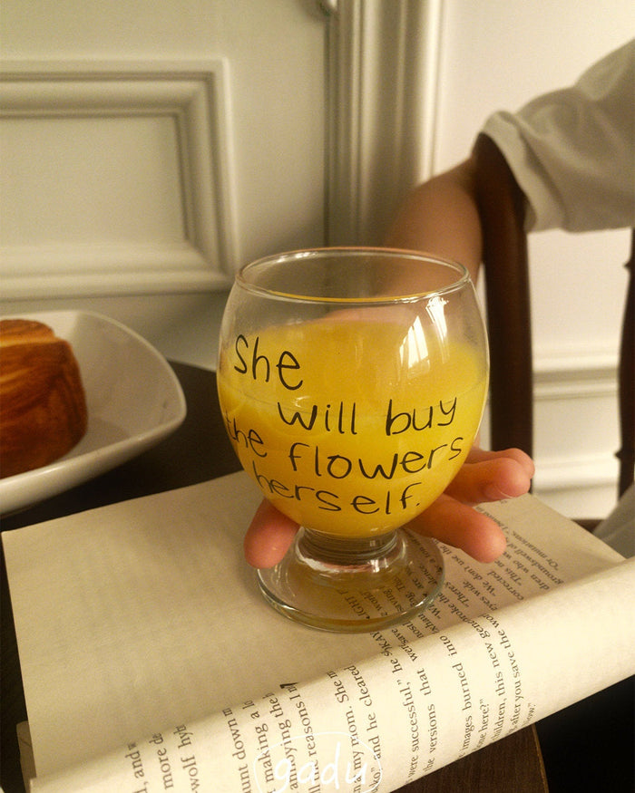 Talpas üvegpohár She will buy the flowers herself felirattal