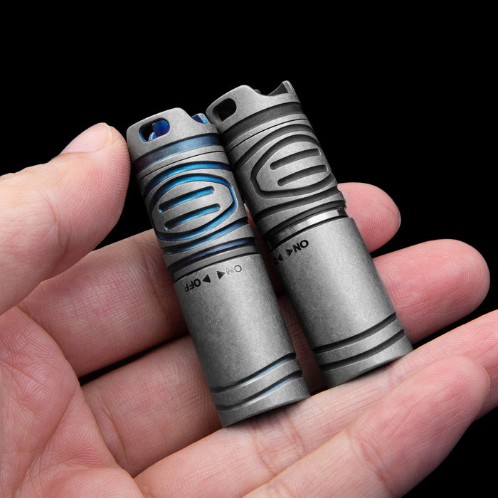 Fekete mini LED zseblámpa titánötvözet házzal