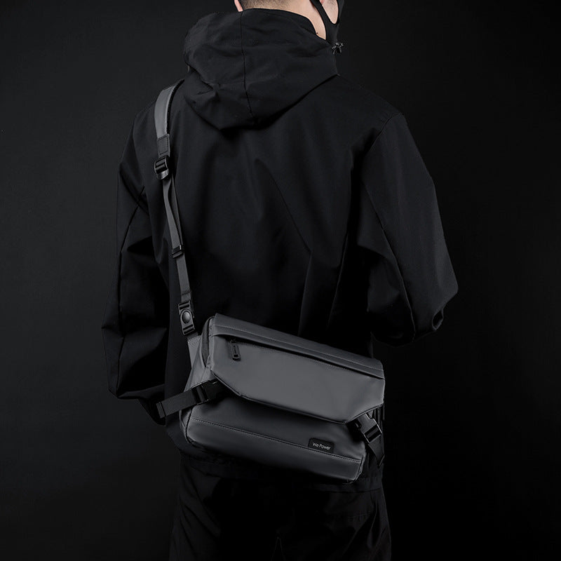 Fekete férfi crossbody táska fedeles kialakítással