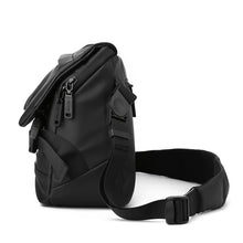 Fekete férfi crossbody táska fedeles kialakítással