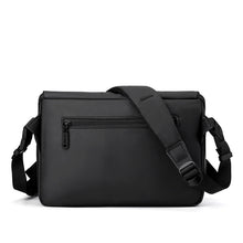 Fekete férfi crossbody táska fedeles kialakítással