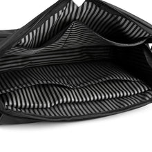 Fekete férfi crossbody táska fedeles kialakítással