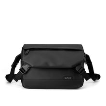Fekete férfi crossbody táska fedeles kialakítással