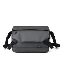 Fekete férfi crossbody táska fedeles kialakítással