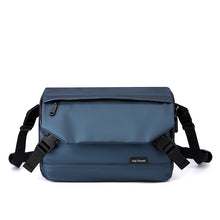 Fekete férfi crossbody táska fedeles kialakítással