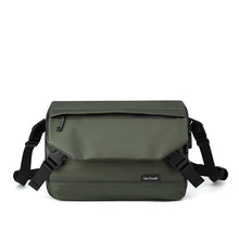 Fekete férfi crossbody táska fedeles kialakítással