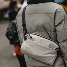 Világosszürke több rekeszes crossbody táska