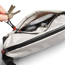 Világosszürke több rekeszes crossbody táska