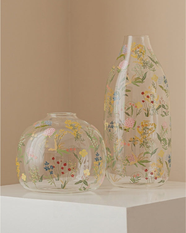 Transparent glass flower vase with delicate wildflower detail