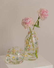 Transparent glass flower vase with delicate wildflower detail