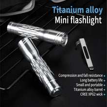 Titánötvözet mini EDC zseblámpa