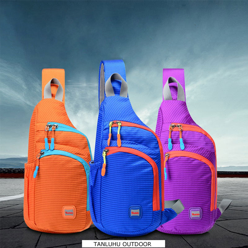 Kék outdoor sling táska kulacstartóval