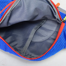 Kék outdoor sling táska kulacstartóval