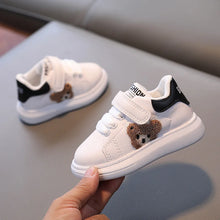 Gyerek sneaker tépőzárral és macis mintával