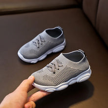 Csúszásgátló gyerek sneaker hálós felsőrésszel