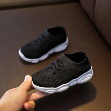 Csúszásgátló gyerek sneaker hálós felsőrésszel