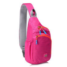 Kék outdoor sling táska kulacstartóval