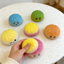 Meglepetés színű squishy zsemle játék