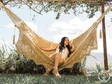 Handwoven León Deluxe L-bar cotton hammock with wooden spreader bars and decorative fringe