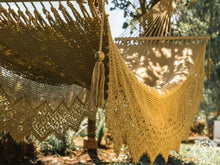 Handwoven León Deluxe L-bar cotton hammock with wooden spreader bars and decorative fringe
