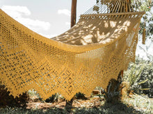 Handwoven León Deluxe L-bar cotton hammock with wooden spreader bars and decorative fringe