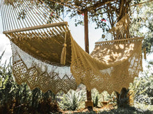 Handwoven León Deluxe L-bar cotton hammock with wooden spreader bars and decorative fringe