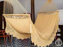 Handwoven León Deluxe L-bar cotton hammock with wooden spreader bars and decorative fringe