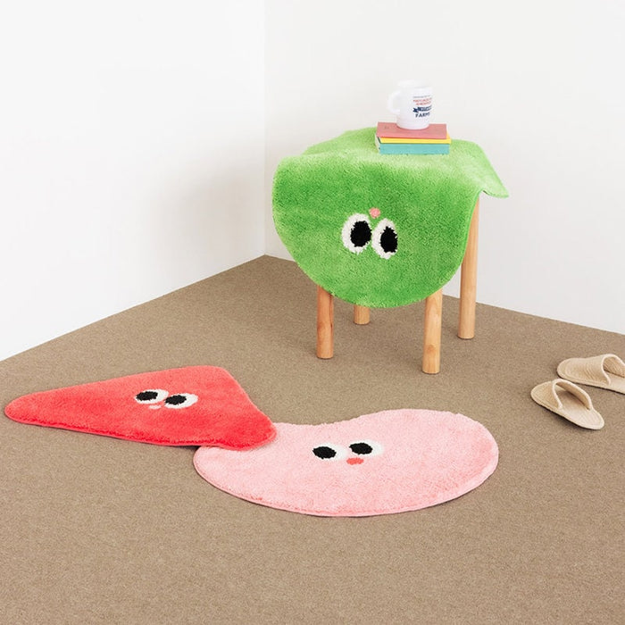 Funny face bath mat in 40 x 60 cm size for bathroom or kids’ room floor